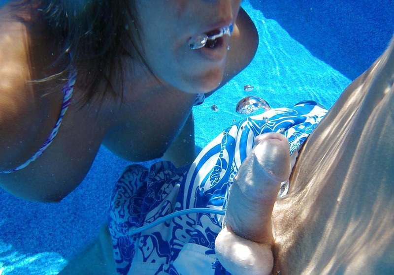 Молодуха в бассейне светит обнаженным телом и отсасывает парню под водой 9 фото