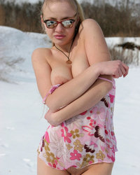 Белокурая дама на снегу засветила большими сиськами и голой щелью 6 фотография