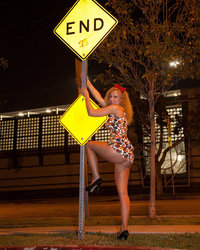 Девка в цветастом платье устроила эротическую фотосессию на улице 13 фотография