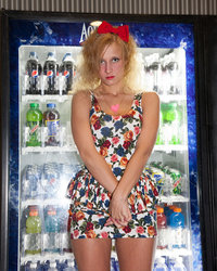 Девка в цветастом платье устроила эротическую фотосессию на улице 5 фото