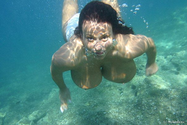 Одинокие голые девушки купаются в диких местах природы