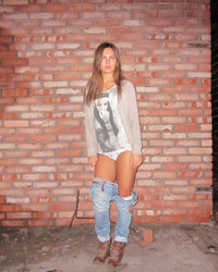 Молодая леди показывает стриптиз на фоне кирпичной стены 3 фотография
