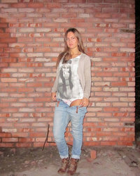Молодая леди показывает стриптиз на фоне кирпичной стены 2 фотография