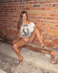 Молодая леди показывает стриптиз на фоне кирпичной стены 19 фото