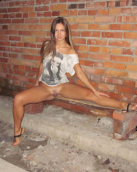 Молодая леди показывает стриптиз на фоне кирпичной стены 20 фото