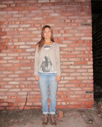 Молодая леди показывает стриптиз на фоне кирпичной стены 1 фотография