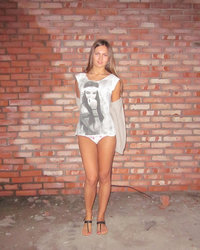 Молодая леди показывает стриптиз на фоне кирпичной стены 5 фото