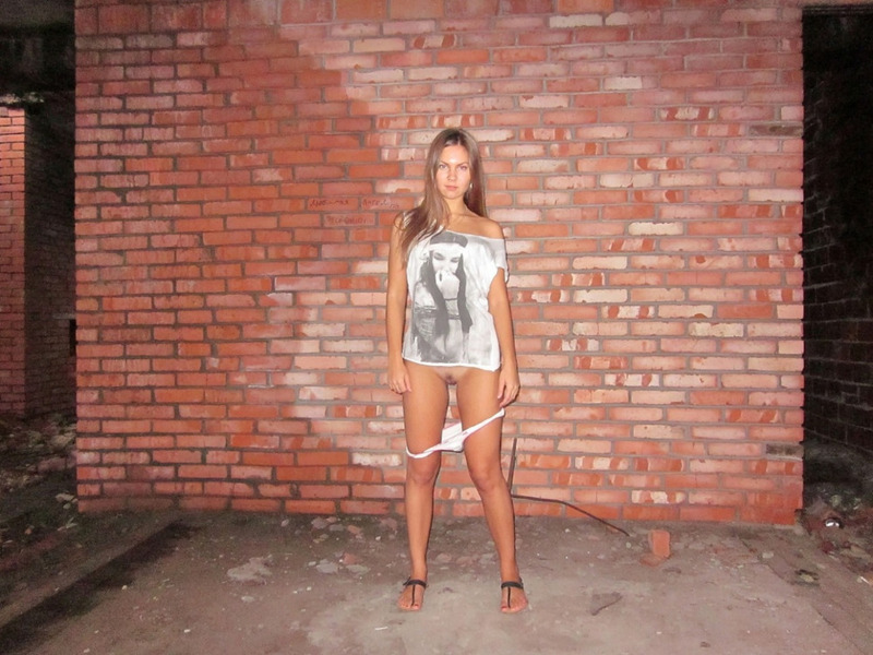 Молодая леди показывает стриптиз на фоне кирпичной стены 8 фото