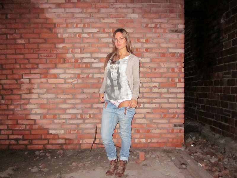Молодая леди показывает стриптиз на фоне кирпичной стены 2 фото