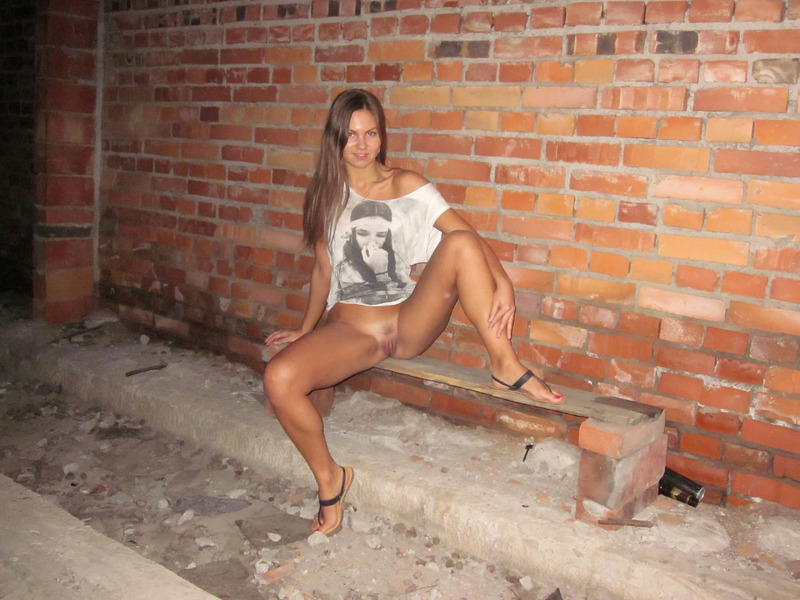 Молодая леди показывает стриптиз на фоне кирпичной стены 19 фото