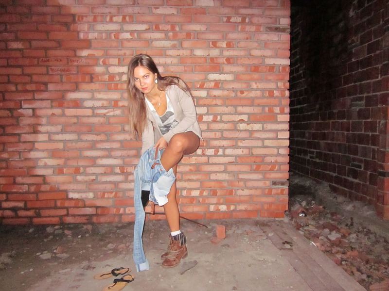Молодая леди показывает стриптиз на фоне кирпичной стены 4 фото