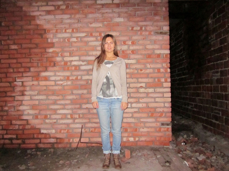 Молодая леди показывает стриптиз на фоне кирпичной стены 1 фото