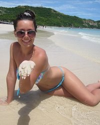 Женщины в сексуальных бикини светят попками на пляже 12 фото
