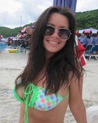 Женщины в сексуальных бикини светят попками на пляже 5 фотография