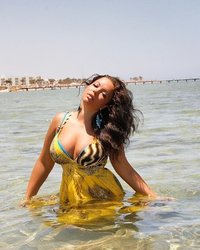 Женщины в сексуальных бикини светят попками на пляже 14 фото