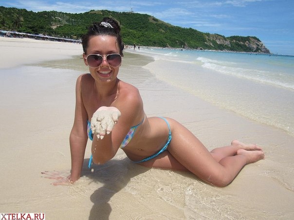 Женщины в сексуальных бикини светят попками на пляже 12 фото