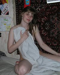 Голая девка на кровати ест киви и светит сиськами 12 фотография