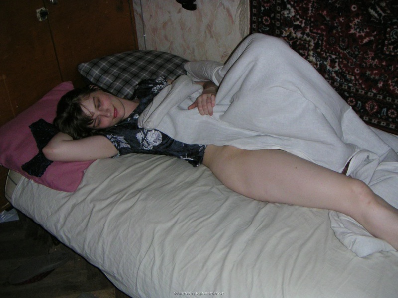 Голая девка на кровати ест киви и светит сиськами 3 фото
