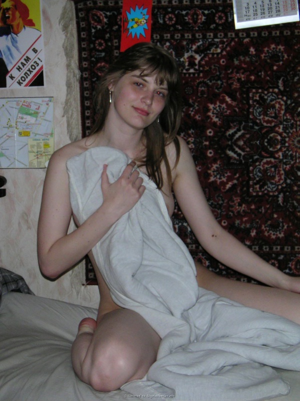 Голая девка на кровати ест киви и светит сиськами 12 фото