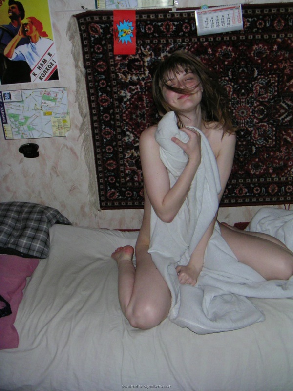 Голая девка на кровати ест киви и светит сиськами 10 фото
