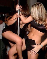 Симпатичные девахи обнажают задницы и сиськи в ночных клубах 7 фотография
