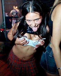 Симпатичные девахи обнажают задницы и сиськи в ночных клубах 17 фотография