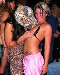 Симпатичные девахи обнажают задницы и сиськи в ночных клубах 18 фотография