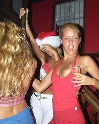 Симпатичные девахи обнажают задницы и сиськи в ночных клубах 6 фото