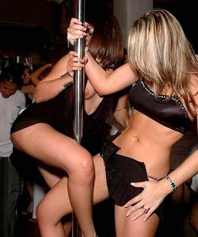 Симпатичные девахи обнажают задницы и сиськи в ночных клубах 7 фото