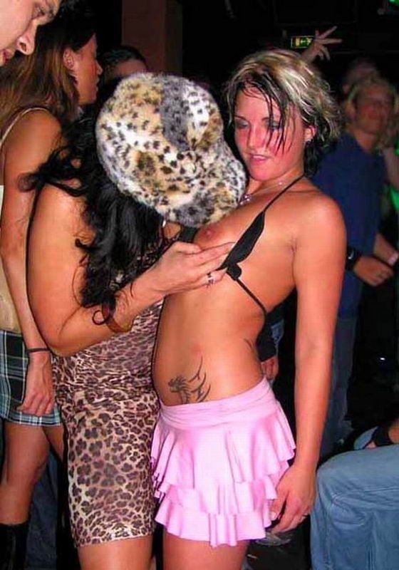 Симпатичные девахи обнажают задницы и сиськи в ночных клубах 18 фото