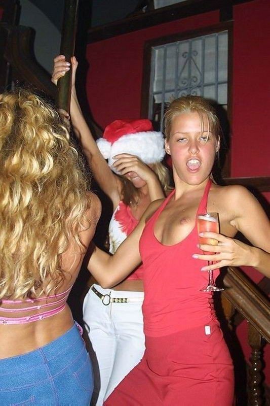 Симпатичные девахи обнажают задницы и сиськи в ночных клубах 6 фото