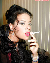 Linsey Dawn McKenzie курит в шикарном платье 5 фото