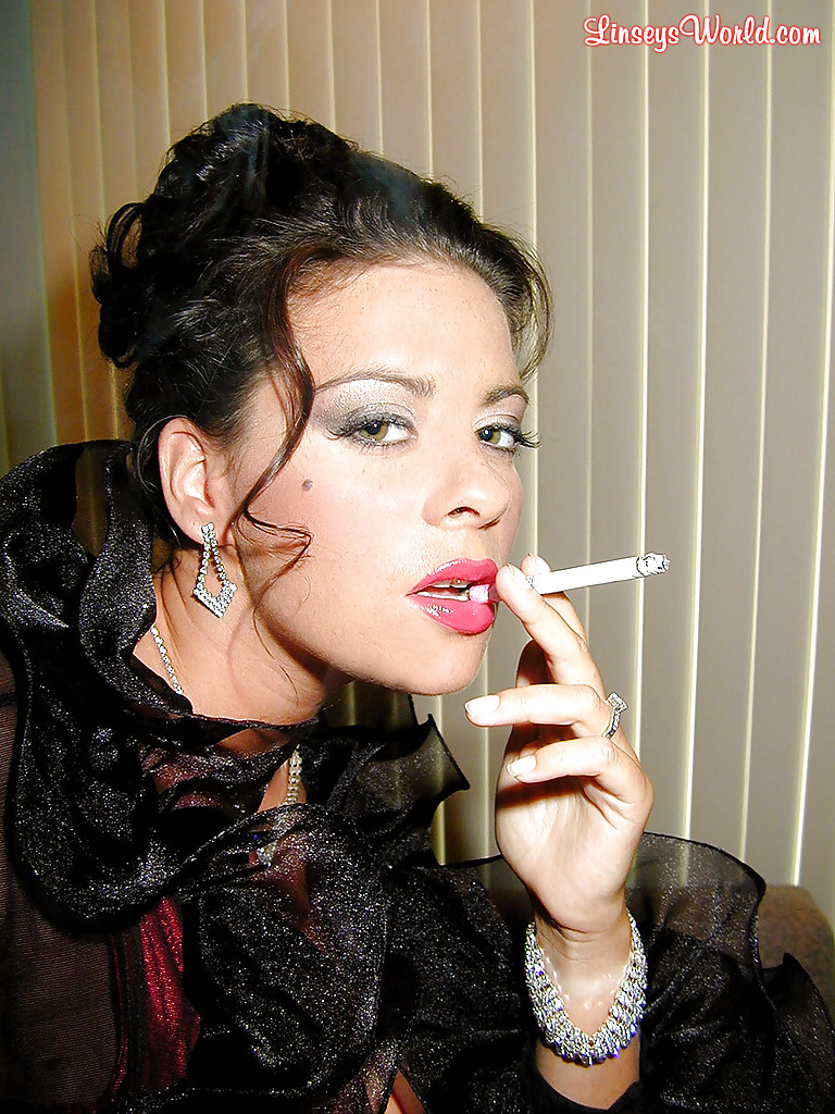 Linsey Dawn McKenzie курит в шикарном платье 5 фото