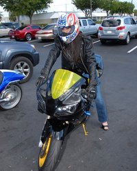 Байкерша отсосала мастеру с СТО за ремонт мотоцикла 1 фото