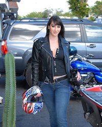 Байкерша отсосала мастеру с СТО за ремонт мотоцикла 4 фотография