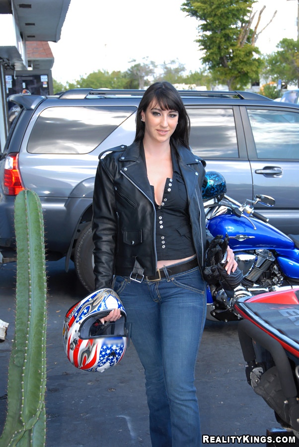 Байкерша отсосала мастеру с СТО за ремонт мотоцикла 4 фото
