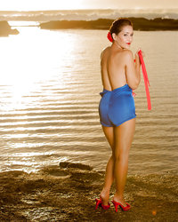 Обнаженная Roni на берегу озера во время заката 7 фото