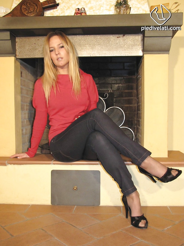 Симпатичная блондинка показывает свои красивые ступни 3 фото