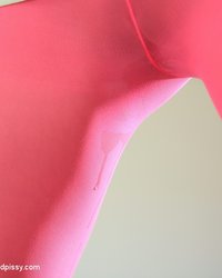 Неженка Christy Charming в красных лосинах описалась на столе 3 фотография