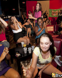 Стриптизеры порадовали пьяных девиц членами 15 фото