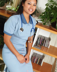 Сексапильная медсестра шалит у себя в кабинете 1 фото