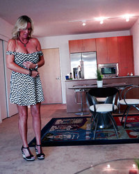 Развязная блондинка Sandra Otterson разделась дома у мужчины 5 фотография