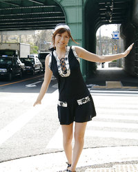 Азиатка Yuma Asami возбудилась от прогулки 4 фотография