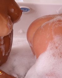 Лесбийские игрища двух милф в ванной 13 фото
