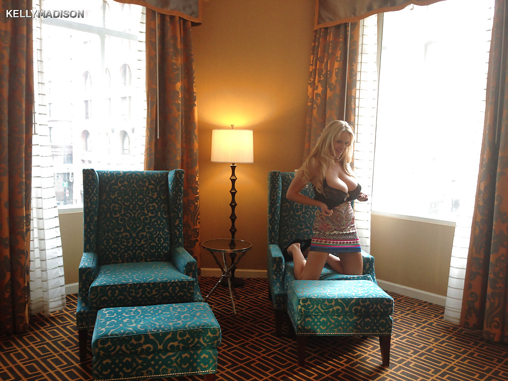 Блондинка с большой грудью Kelly Madison разделась в отеле 11 фото