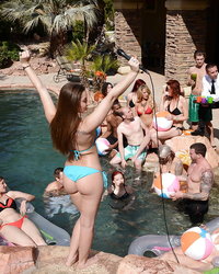 Молодые актрисы отдаются парням возле бассейна 6 фото