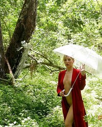 Сексапильная блондинка сверкает прелестями в лесу 1 фотография
