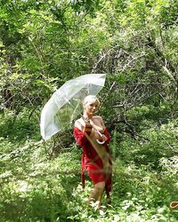 Сексапильная блондинка сверкает прелестями в лесу 4 фото