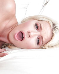 Две блондинки покувыркались на белоснежной кровати 16 фотография