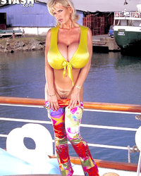 Грудастая блондинка сверкает прелестями на палубе корабля 3 фото